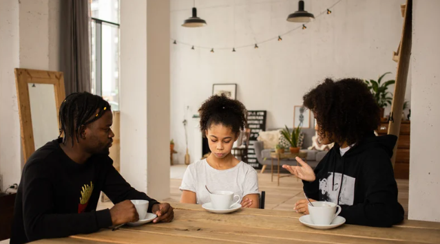 How To Help an Alcoholic Daughter? 3 how to help your alcoholic daughter family meeting